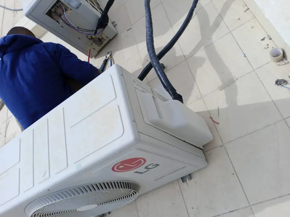 فك ونقل مكيفات بتجهيز وحدة تكييف خارجية للنقل والتركيب